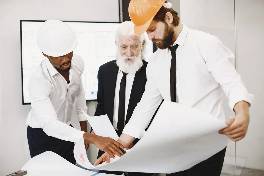 Architectes étudiant les plans d'un projet