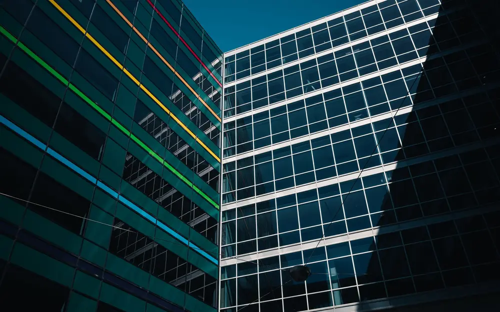 Immeuble de bureaux contemporain en façade vitrée