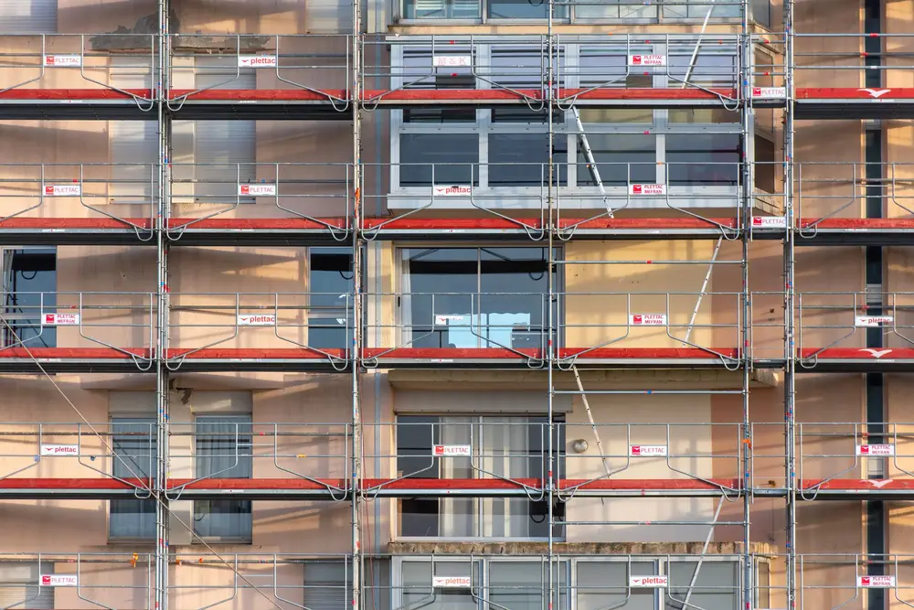 Façade d'immeuble en rénovation sous échafaudage
